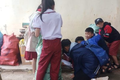 Đội viên thiếu niên tiền phong HCM trường Tiểu học Phan Chu Trinh hăng hái tham gia phong trào ” Kế hoạch nhỏ”.