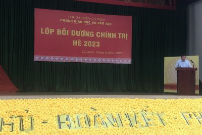 Tập thể CBQL, giáo viên trường Tiểu học Phan Chu Trinh hăng hái tham gia bồi dưỡng chính trị hè năm 2023